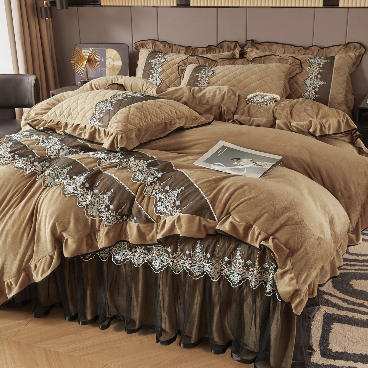 91家纺网 家纺一手货源 找家纺 恋尚 2025新款水晶绒保暖床裙三件套-梵蒂莎（床裙控价130起） 梵蒂莎-驼