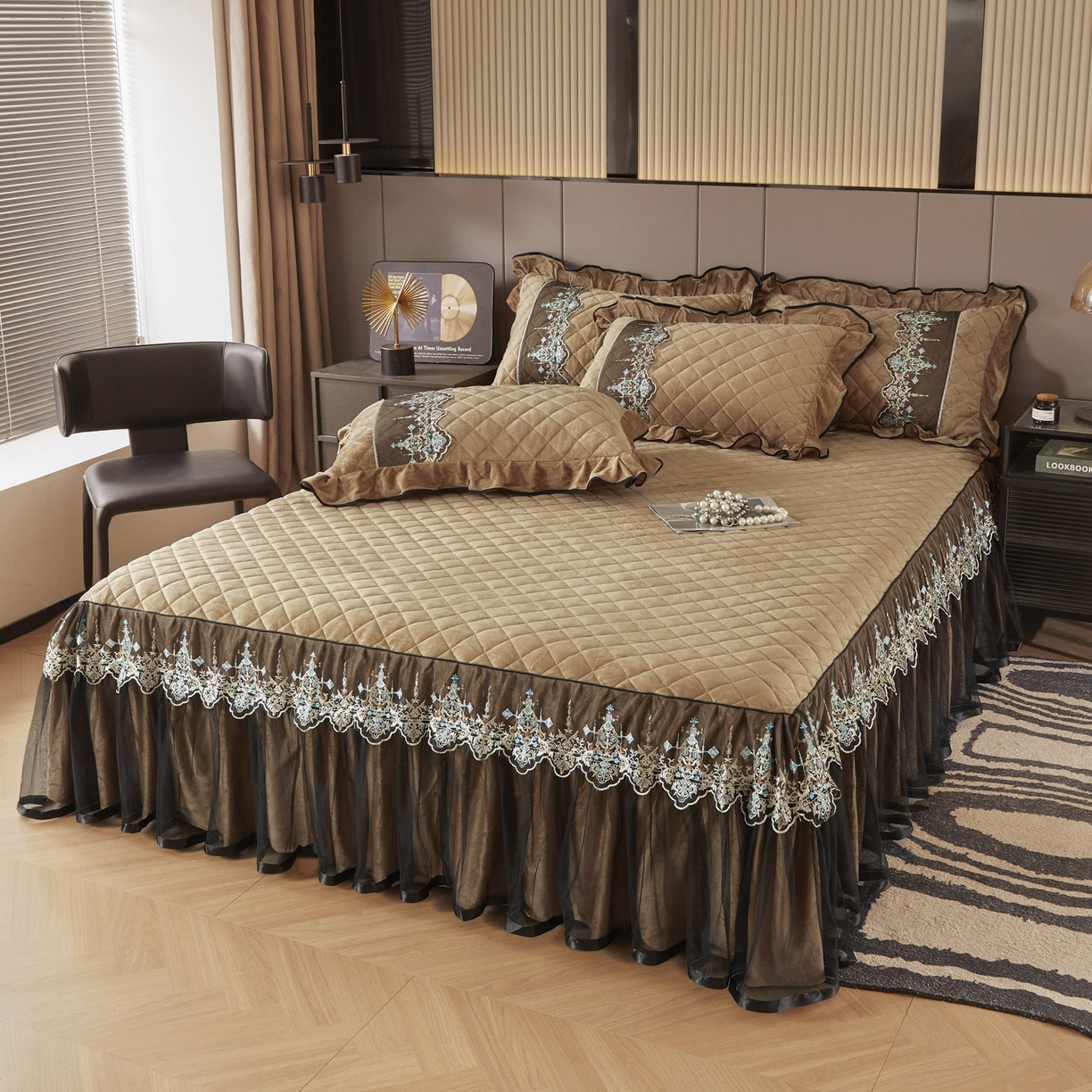 91家纺网 家纺一手货源 找家纺 恋尚 2025新款水晶绒保暖床裙三件套-梵蒂莎（床裙控价130起） 梵蒂莎-驼