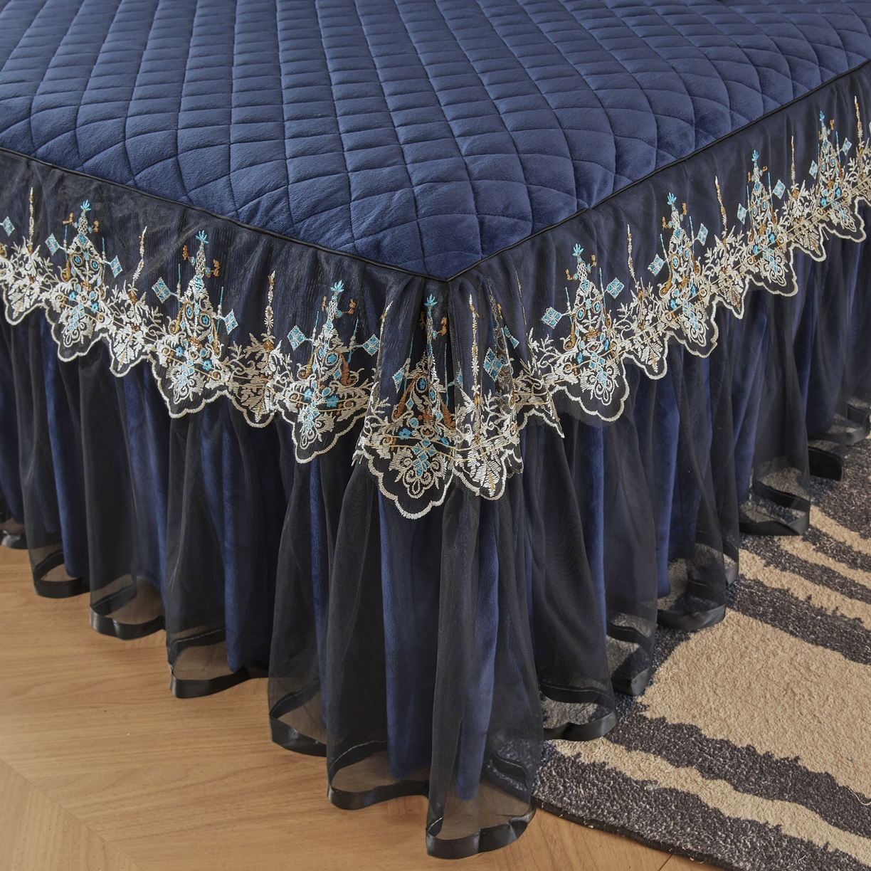 91家纺网 家纺一手货源 找家纺 恋尚 2025新款水晶绒保暖床裙三件套-梵蒂莎（床裙控价130起） 梵蒂莎-宝蓝