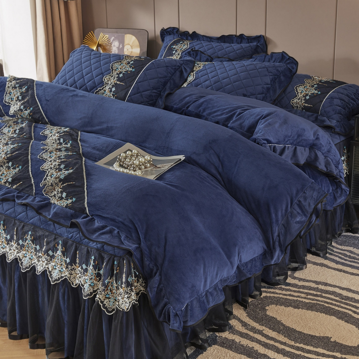 91家纺网 家纺一手货源 找家纺 恋尚 2025新款水晶绒保暖床裙三件套-梵蒂莎（床裙控价130起） 梵蒂莎-宝蓝