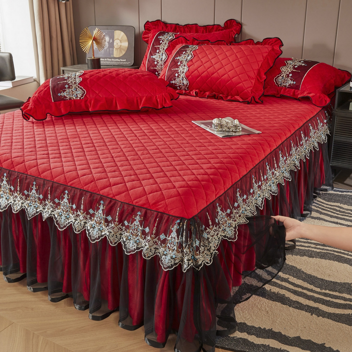 91家纺网 家纺一手货源 找家纺 恋尚 2025新款水晶绒保暖床裙三件套-梵蒂莎（床裙控价130起） 梵蒂莎-品红