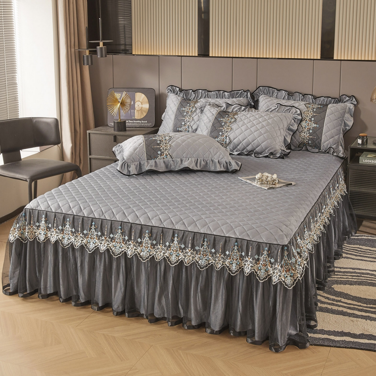 91家纺网 家纺一手货源 找家纺 恋尚 2025新款水晶绒保暖床裙三件套-梵蒂莎（床裙控价130起） 梵蒂莎-灰