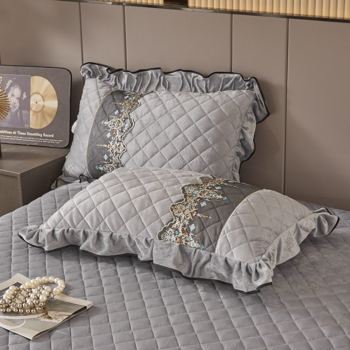 91家纺网 家纺一手货源 找家纺 恋尚 2025新款水晶绒保暖床裙三件套-梵蒂莎（床裙控价130起） 梵蒂莎-灰