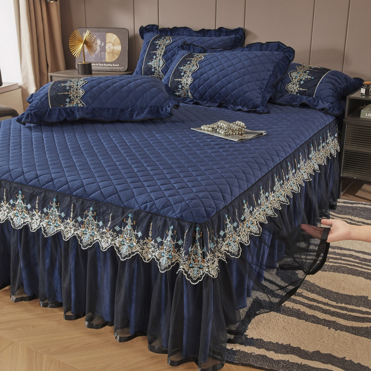 91家纺网 家纺一手货源 找家纺 恋尚 2025新款水晶绒保暖床裙三件套-梵蒂莎（床裙控价130起） 梵蒂莎-宝蓝