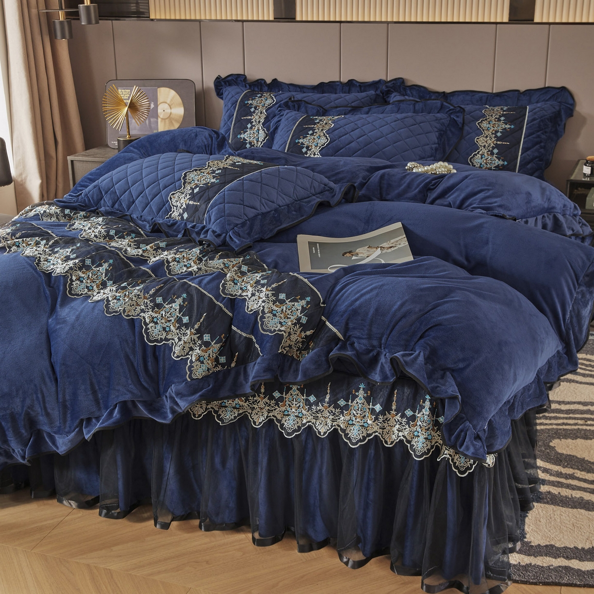 91家纺网 家纺一手货源 找家纺 恋尚 2025新款水晶绒保暖床裙三件套-梵蒂莎（床裙控价130起） 梵蒂莎-宝蓝