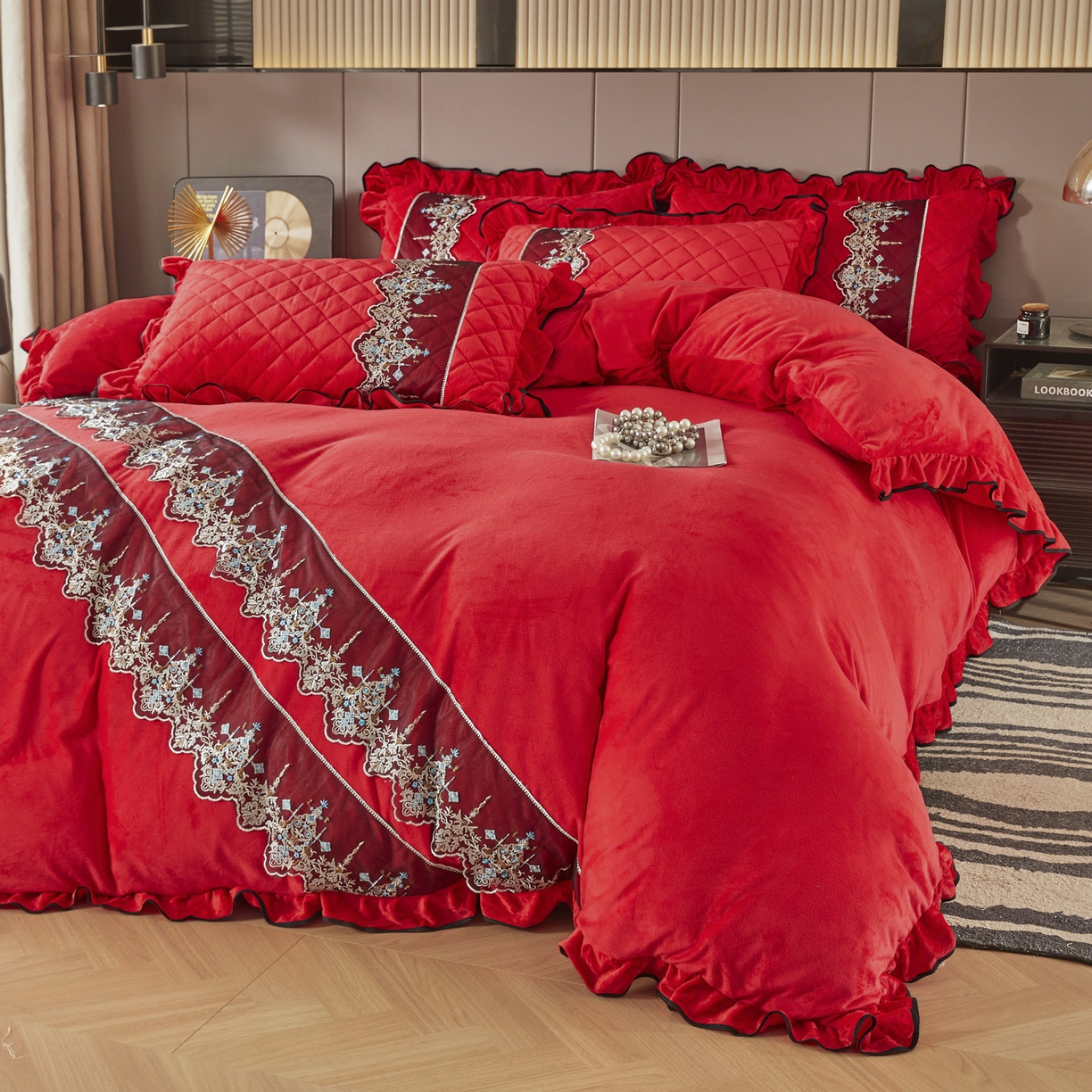 91家纺网 家纺一手货源 找家纺 恋尚 2025新款水晶绒保暖床裙三件套-梵蒂莎（床裙控价130起） 梵蒂莎-品红