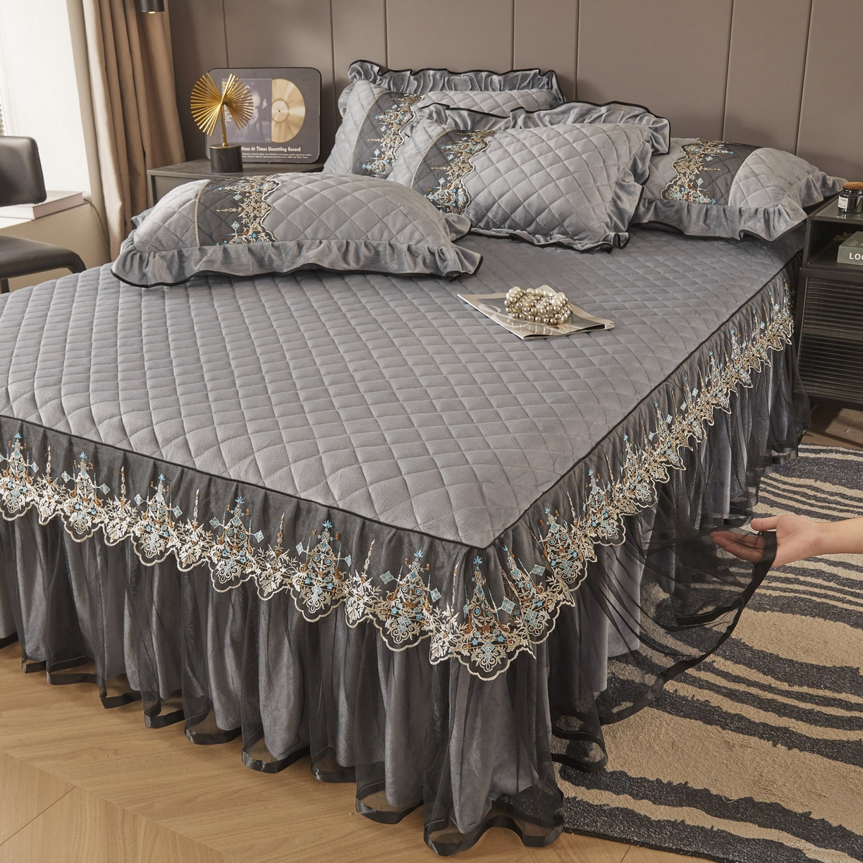 91家纺网 家纺一手货源 找家纺 恋尚 2025新款水晶绒保暖床裙三件套-梵蒂莎（床裙控价130起） 梵蒂莎-灰