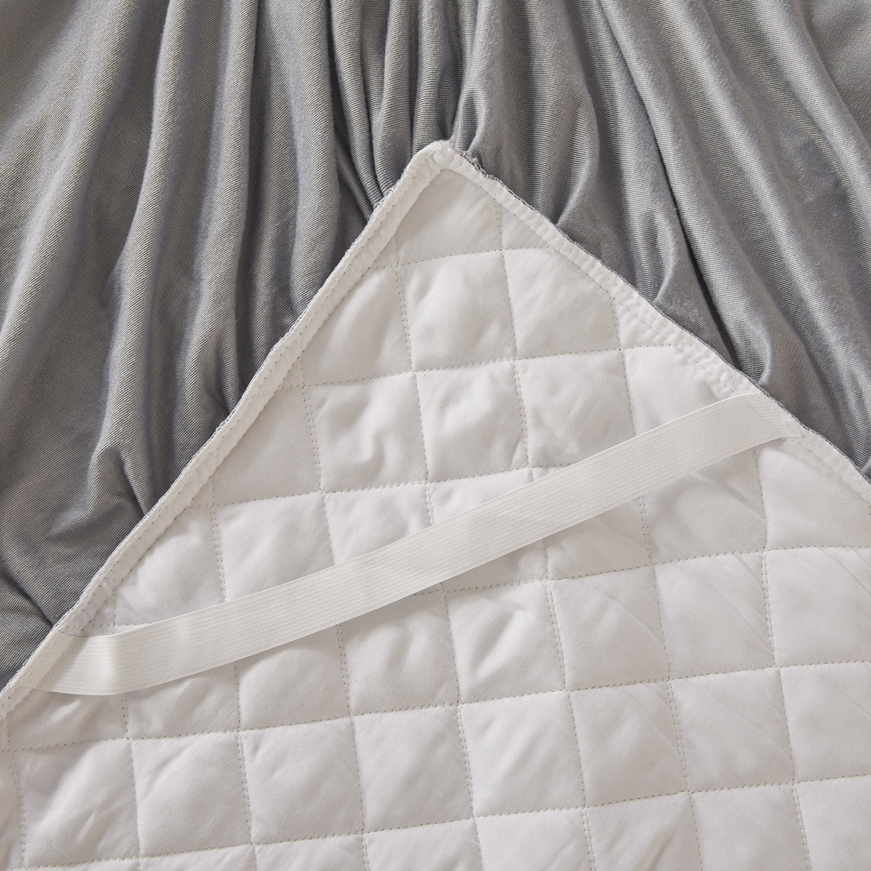 91家纺网 家纺一手货源 找家纺 恋尚 2025新款水晶绒保暖床裙三件套-梵蒂莎（床裙控价130起） 梵蒂莎-灰