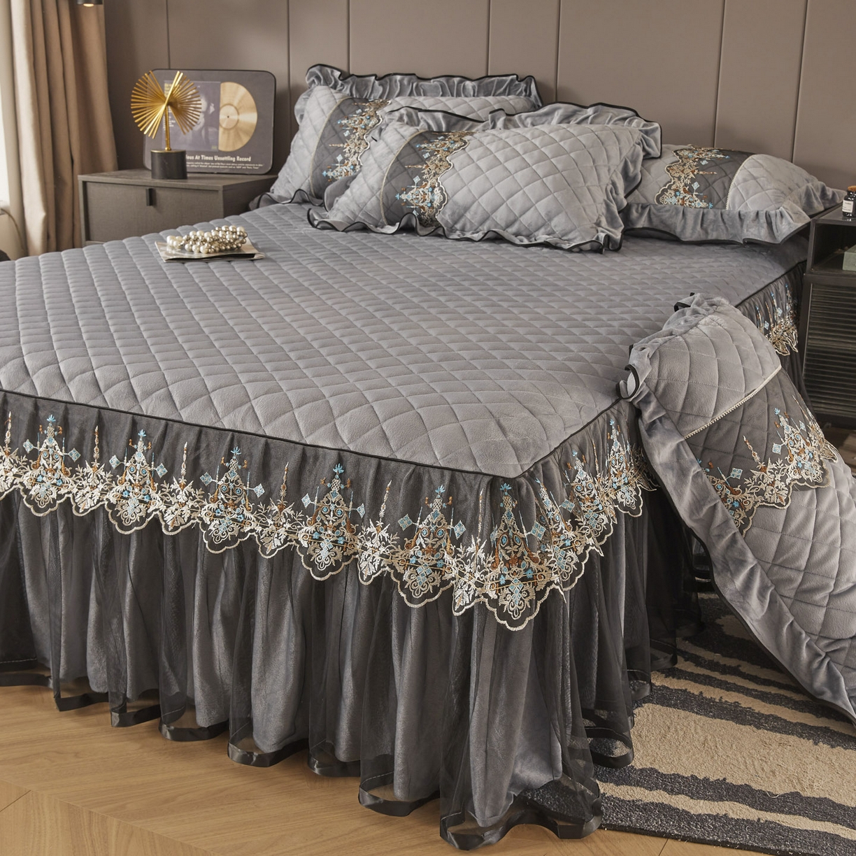 恋尚 2025新款水晶绒保暖床裙三件套-梵蒂莎（床裙控价130起） 梵蒂莎-灰