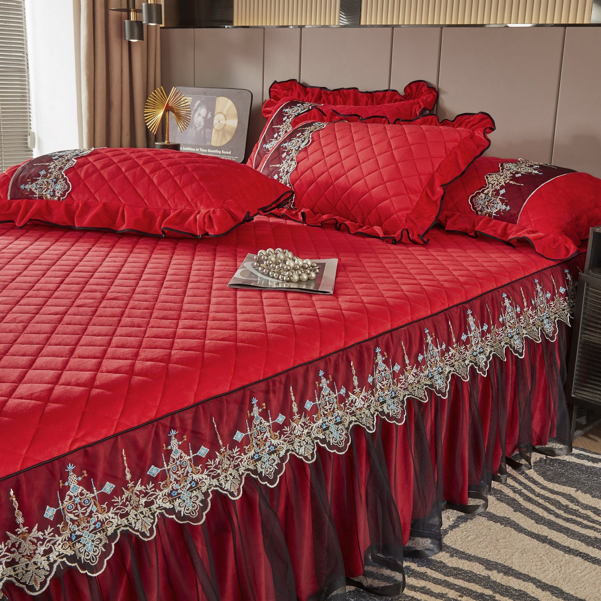 91家纺网 家纺一手货源 找家纺 恋尚 2025新款水晶绒保暖床裙三件套-梵蒂莎（床裙控价130起） 梵蒂莎-品红