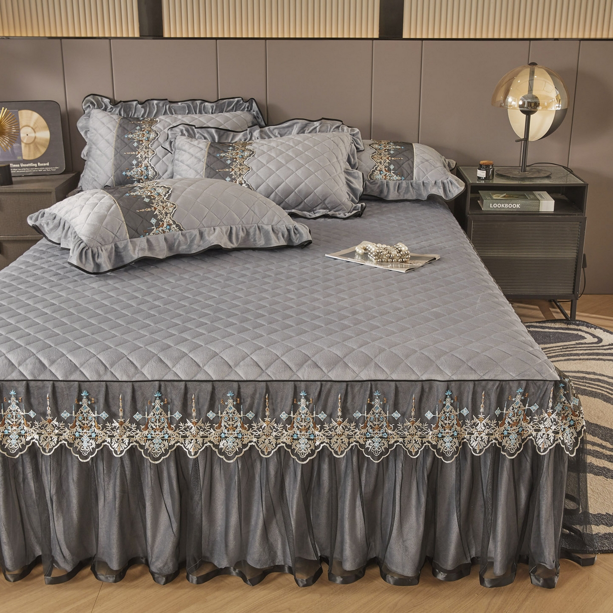 91家纺网 家纺一手货源 找家纺 恋尚 2025新款水晶绒保暖床裙三件套-梵蒂莎（床裙控价130起） 梵蒂莎-灰