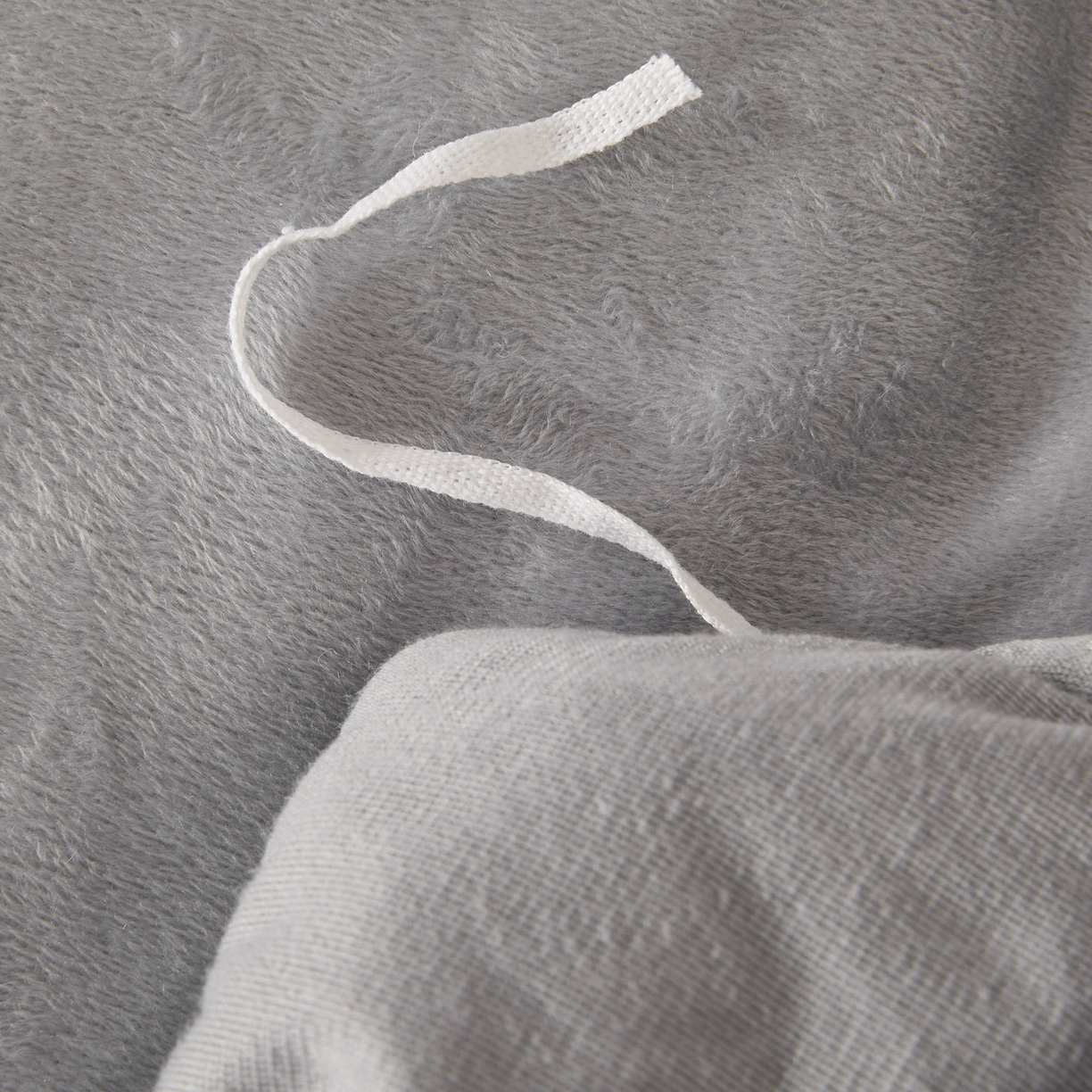 91家纺网 家纺一手货源 找家纺 恋尚 2025新款水晶绒保暖床裙三件套-梵蒂莎（床裙控价130起） 梵蒂莎-灰