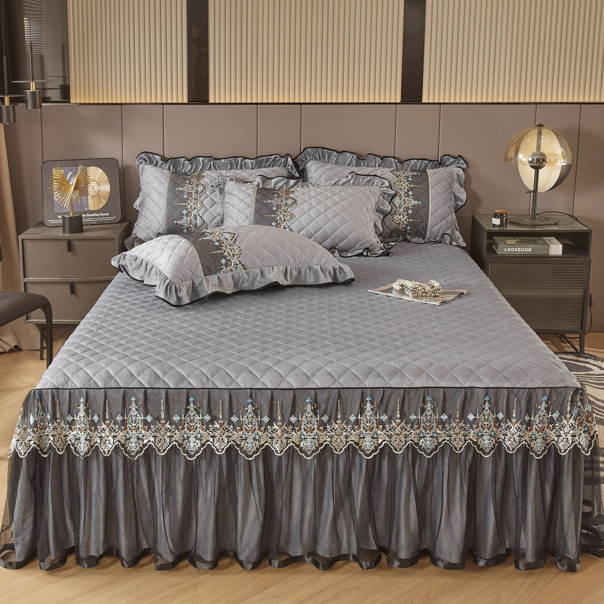 91家纺网 家纺一手货源 找家纺 恋尚 2025新款水晶绒保暖床裙三件套-梵蒂莎（床裙控价130起） 梵蒂莎-灰