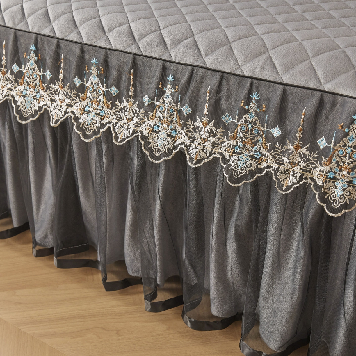 91家纺网 家纺一手货源 找家纺 恋尚 2025新款水晶绒保暖床裙三件套-梵蒂莎（床裙控价130起） 梵蒂莎-灰