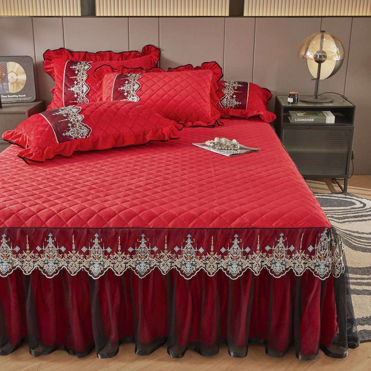 91家纺网 家纺一手货源 找家纺 恋尚 2025新款水晶绒保暖床裙三件套-梵蒂莎（床裙控价130起） 梵蒂莎-品红