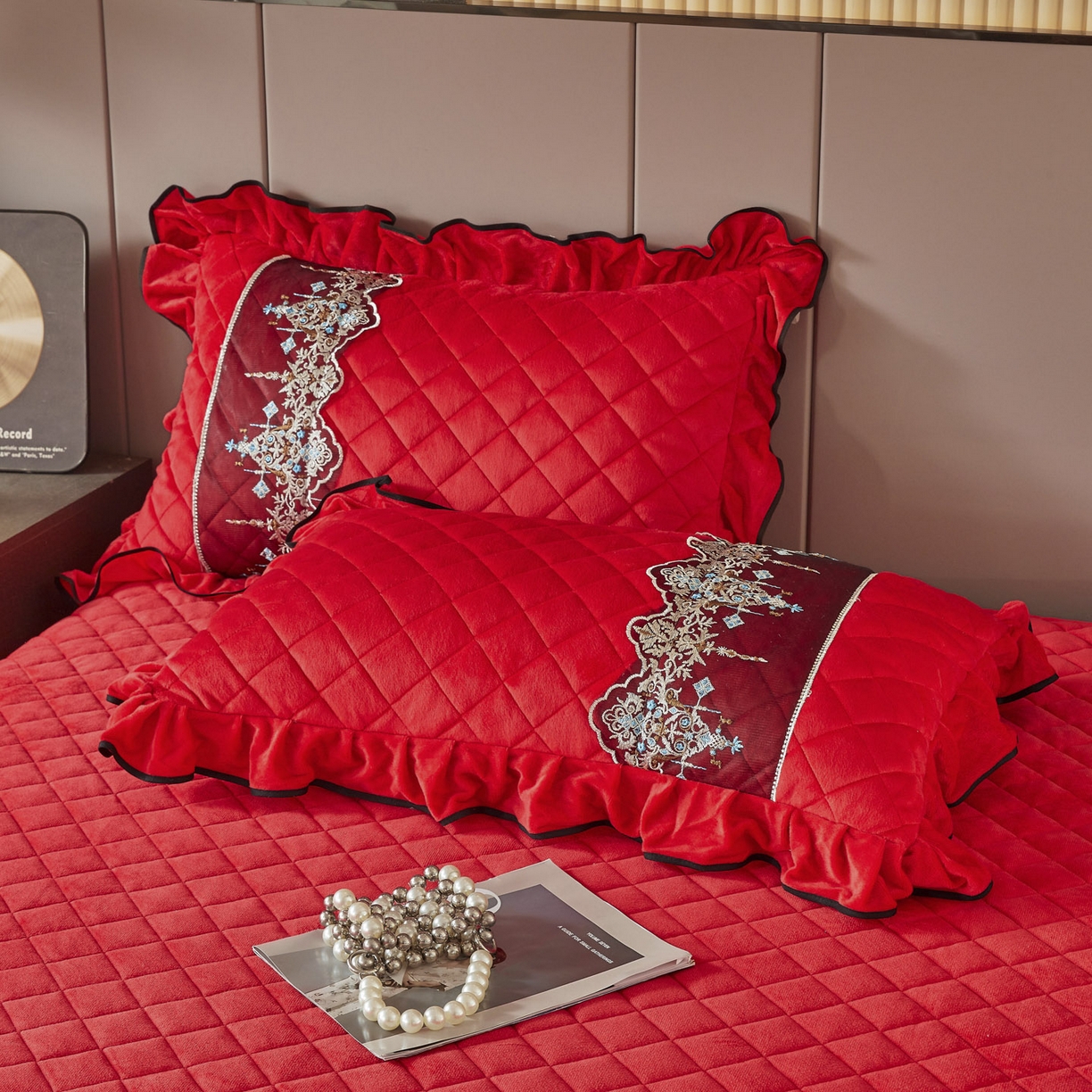 91家纺网 家纺一手货源 找家纺 恋尚 2025新款水晶绒保暖床裙三件套-梵蒂莎（床裙控价130起） 梵蒂莎-品红