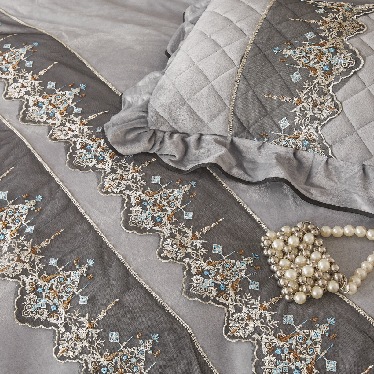 91家纺网 家纺一手货源 找家纺 恋尚 2025新款水晶绒保暖床裙三件套-梵蒂莎（床裙控价130起） 梵蒂莎-灰