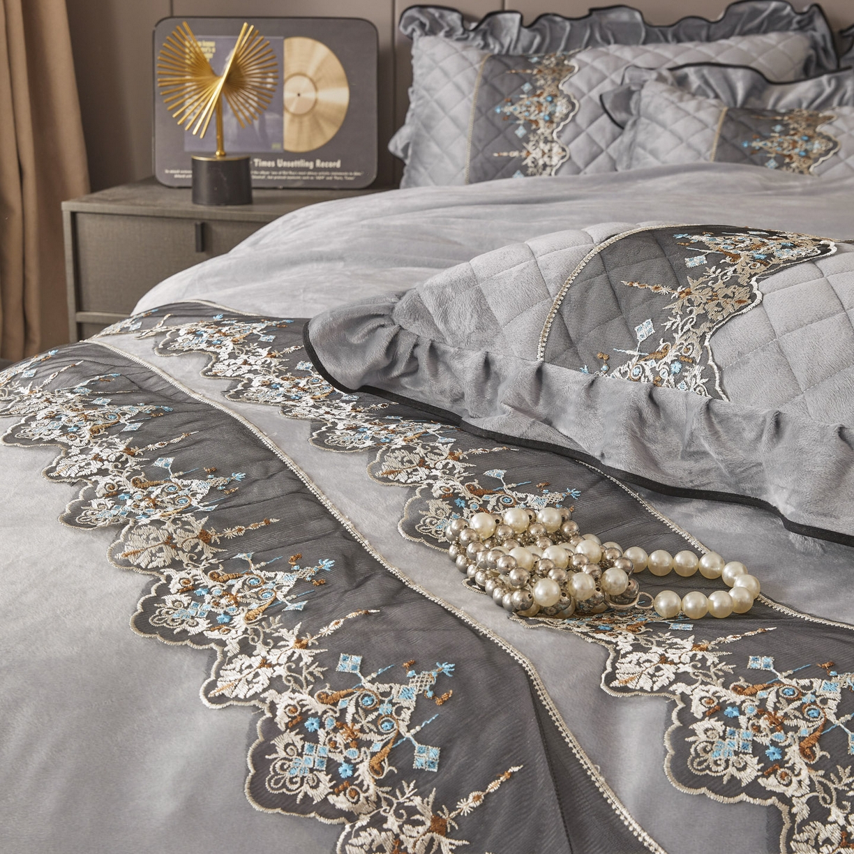 91家纺网 家纺一手货源 找家纺 恋尚 2025新款水晶绒保暖床裙三件套-梵蒂莎（床裙控价130起） 梵蒂莎-灰