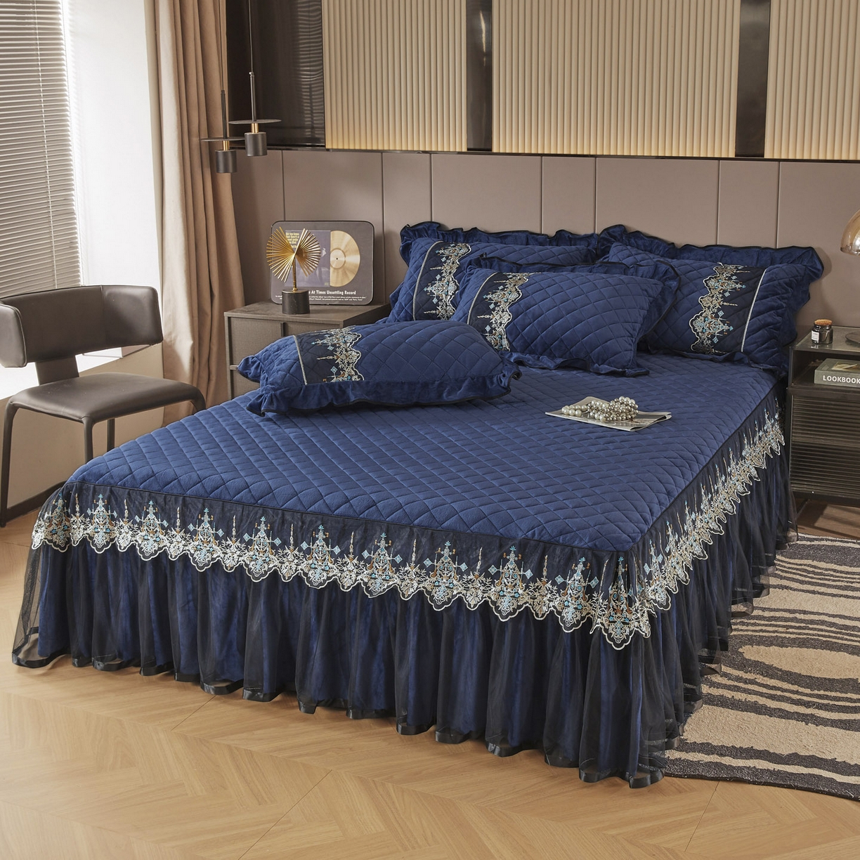 91家纺网 家纺一手货源 找家纺 恋尚 2025新款水晶绒保暖床裙三件套-梵蒂莎（床裙控价130起） 梵蒂莎-宝蓝