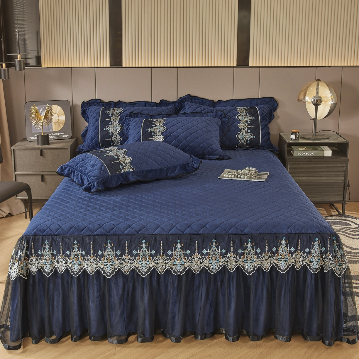 91家纺网 家纺一手货源 找家纺 恋尚 2025新款水晶绒保暖床裙三件套-梵蒂莎（床裙控价130起） 梵蒂莎-宝蓝