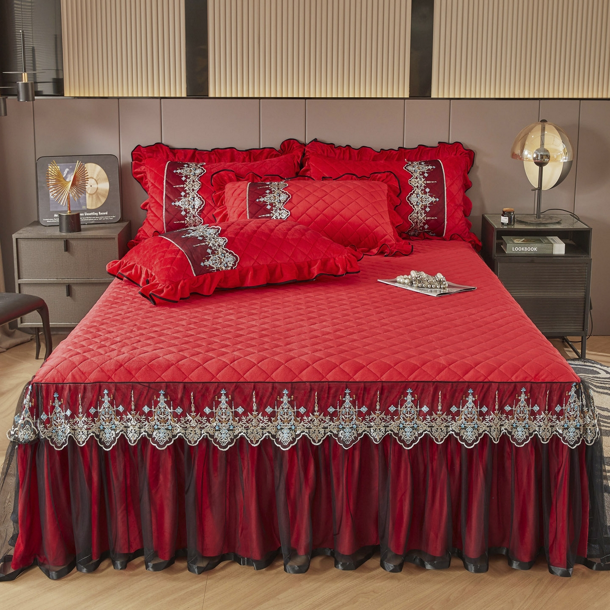 91家纺网 家纺一手货源 找家纺 恋尚 2025新款水晶绒保暖床裙三件套-梵蒂莎（床裙控价130起） 梵蒂莎-品红