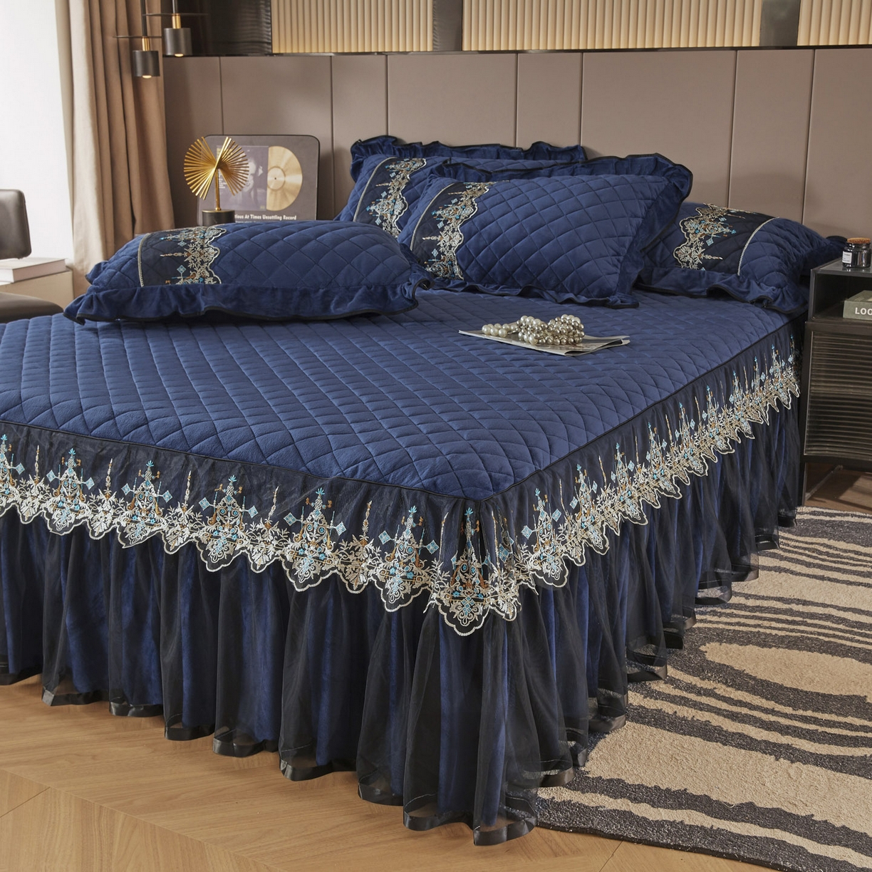 91家纺网 家纺一手货源 找家纺 恋尚 2025新款水晶绒保暖床裙三件套-梵蒂莎（床裙控价130起） 梵蒂莎-宝蓝