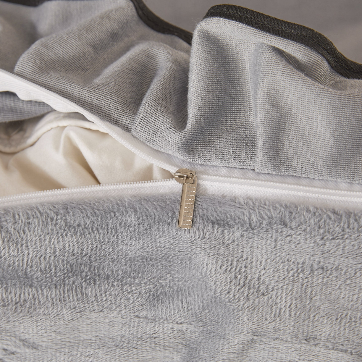 91家纺网 家纺一手货源 找家纺 恋尚 2025新款水晶绒保暖床裙三件套-梵蒂莎（床裙控价130起） 梵蒂莎-灰