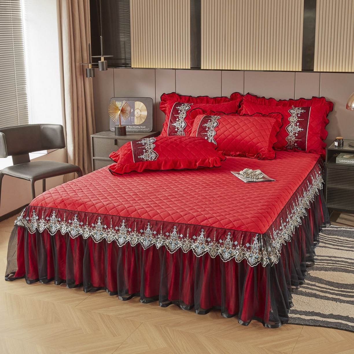 91家纺网 家纺一手货源 找家纺 恋尚 2025新款水晶绒保暖床裙三件套-梵蒂莎（床裙控价130起） 梵蒂莎-品红