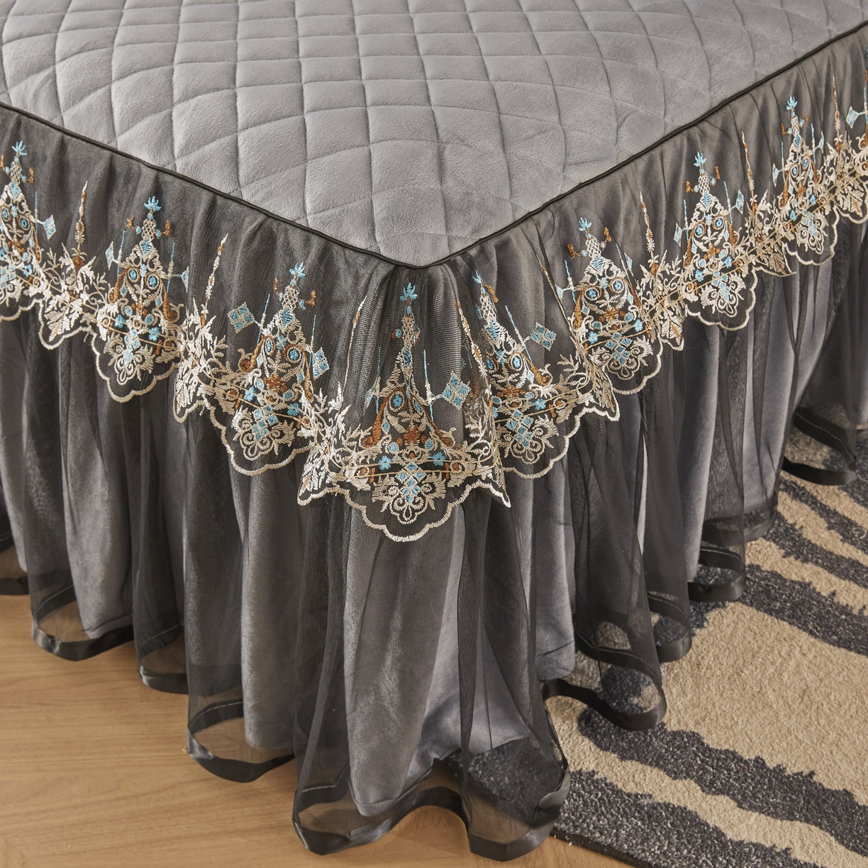 91家纺网 家纺一手货源 找家纺 恋尚 2025新款水晶绒保暖床裙三件套-梵蒂莎（床裙控价130起） 梵蒂莎-灰