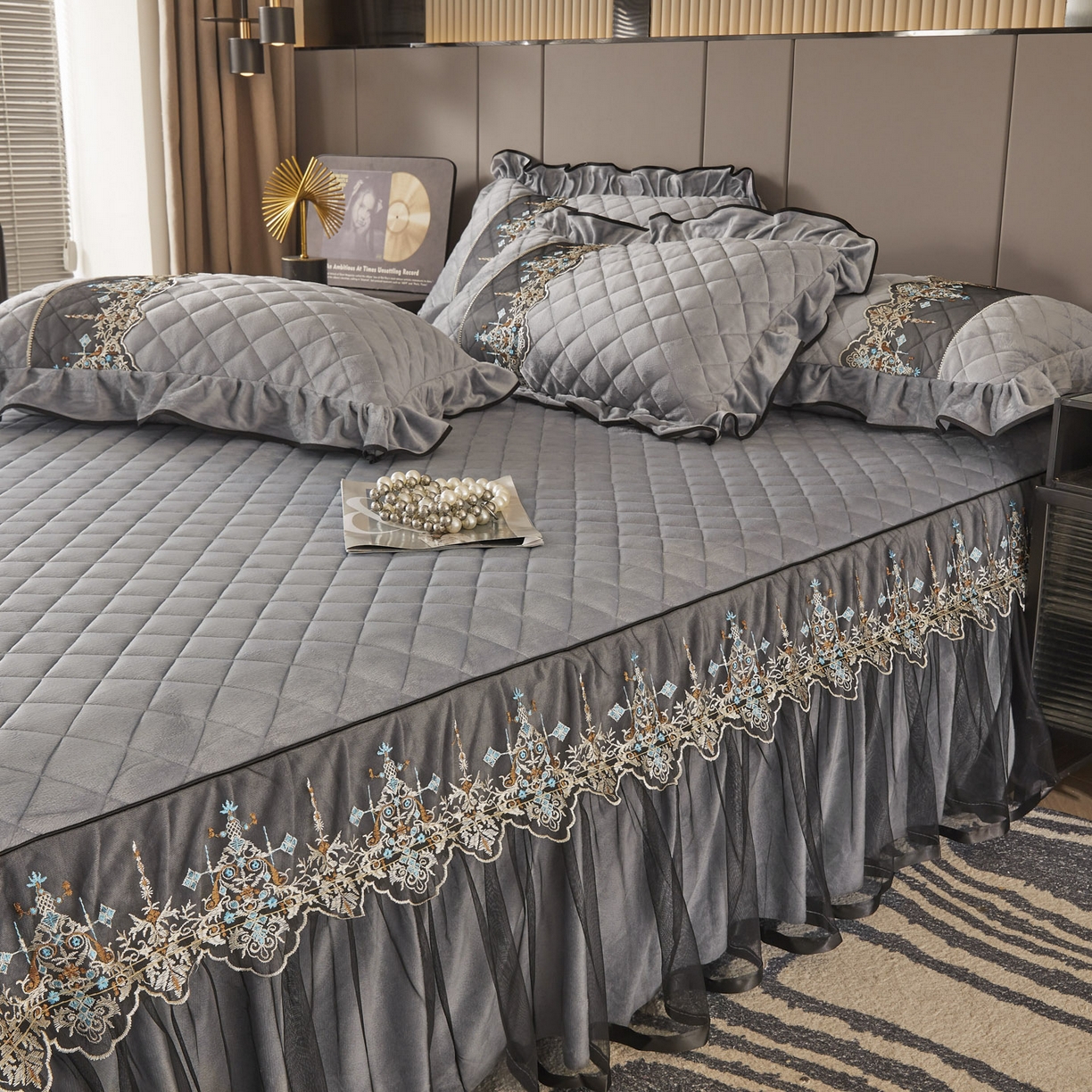 91家纺网 家纺一手货源 找家纺 恋尚 2025新款水晶绒保暖床裙三件套-梵蒂莎（床裙控价130起） 梵蒂莎-灰