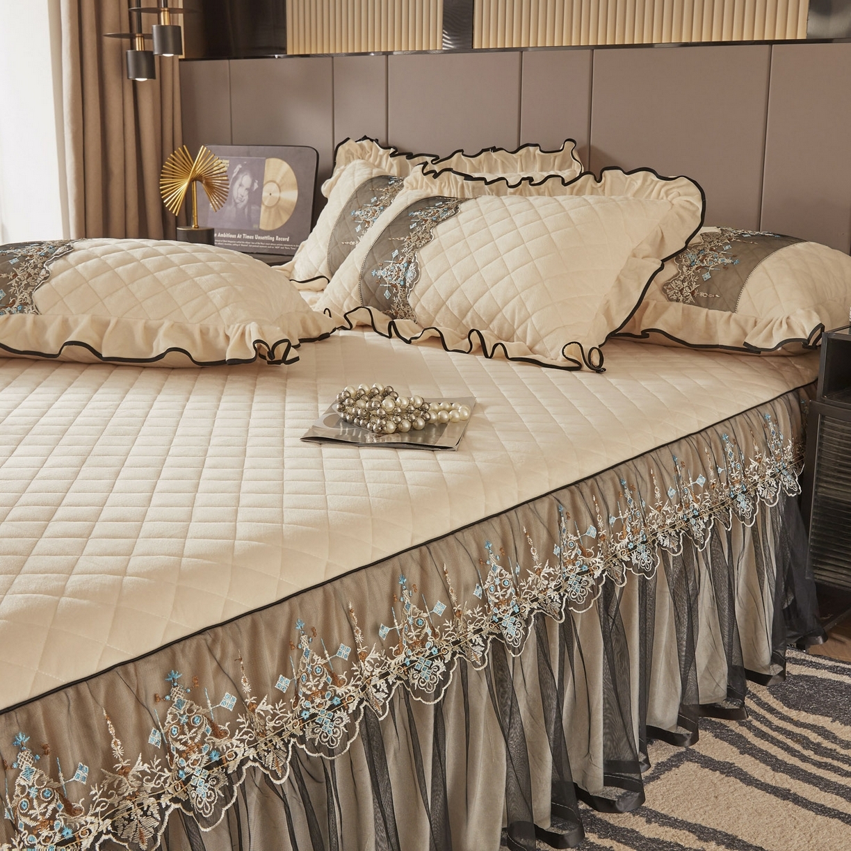 91家纺网 家纺一手货源 找家纺 （总）恋尚 2025新款水晶绒保暖床裙四件套-梵蒂莎（控价）