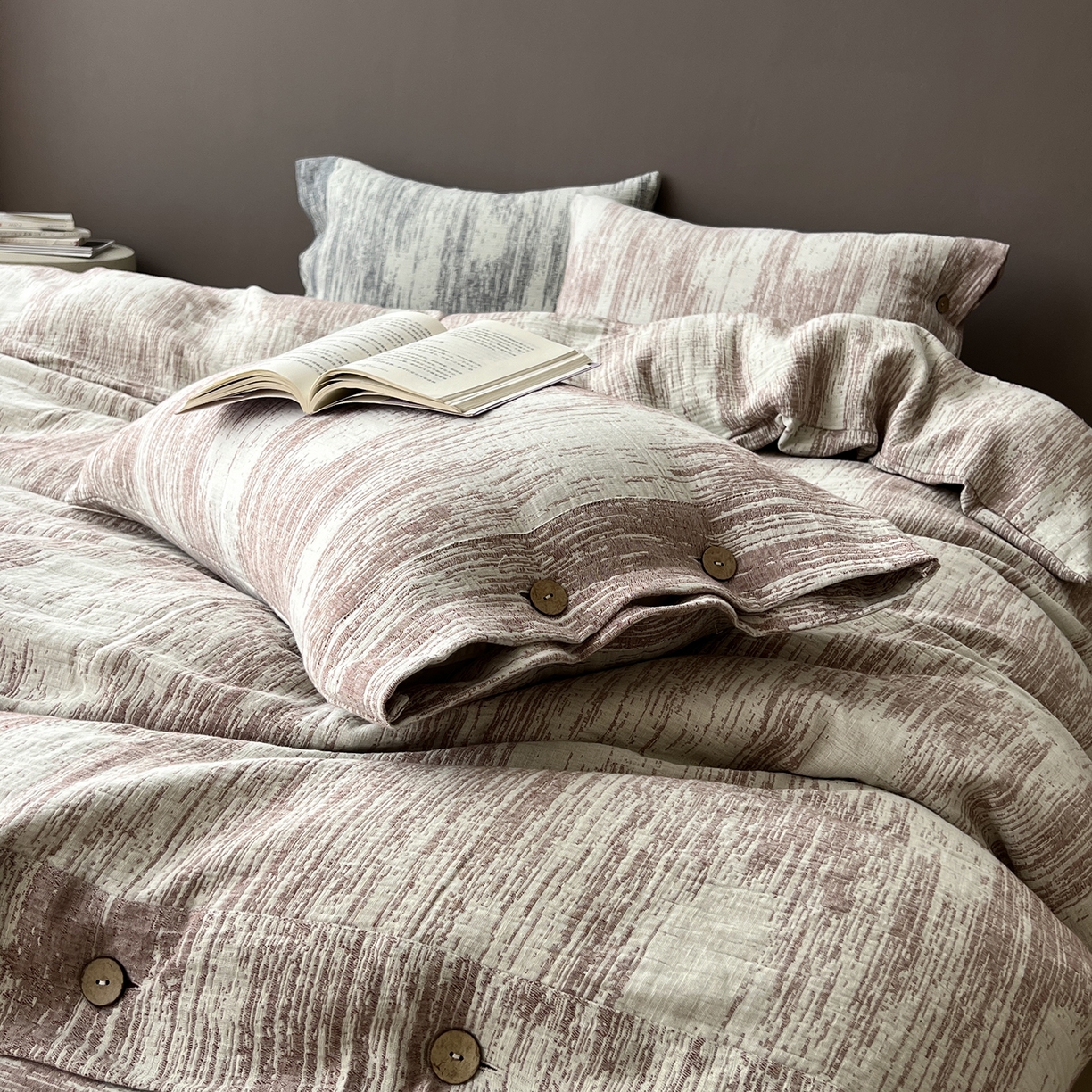 91家纺网 家纺一手货源 找家纺 贝尔 2025新款简约10%亚麻90%棉加厚四件套 粉色