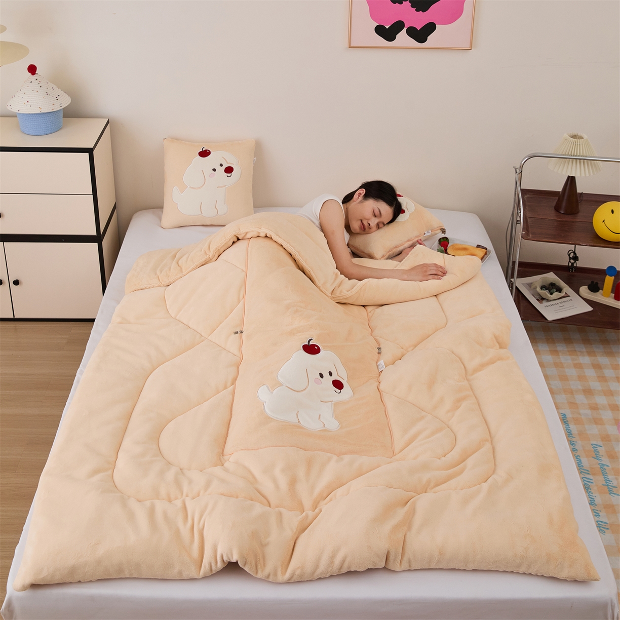 91家纺网 家纺一手货源 找家纺 （总）哩哩熊2025抱枕被子两用加厚牛奶绒二合一汽车载枕头办公室午睡毯子冬天靠枕-樱桃小狗