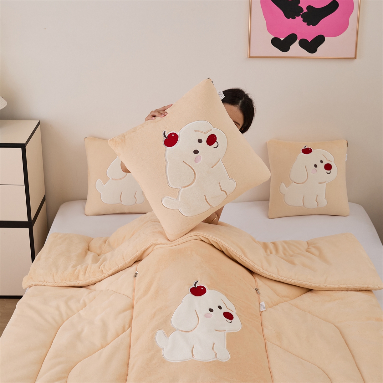 91家纺网 家纺一手货源 找家纺 （总）哩哩熊2025抱枕被子两用加厚牛奶绒二合一汽车载枕头办公室午睡毯子冬天靠枕-樱桃小狗