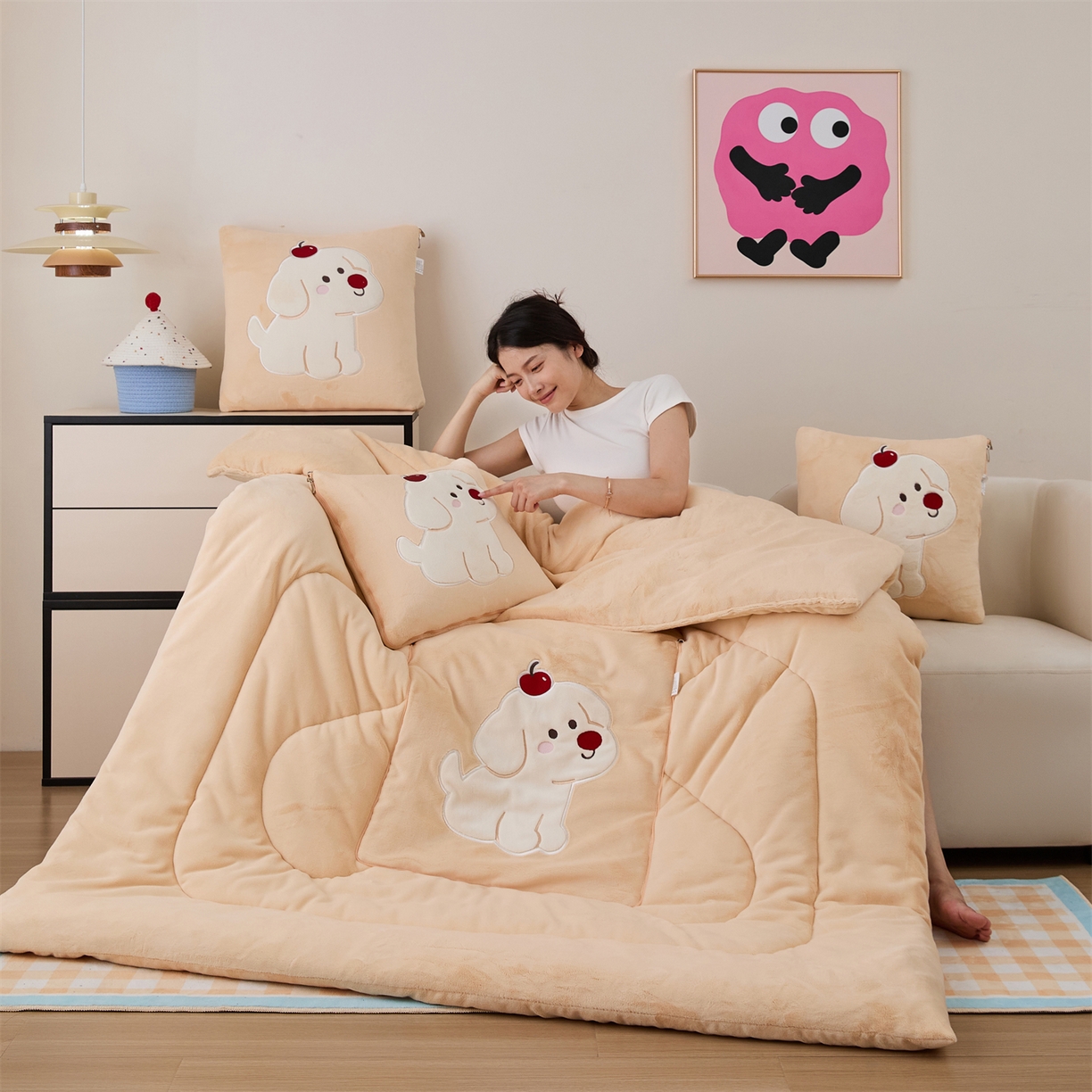 91家纺网 家纺一手货源 找家纺 （总）哩哩熊2025抱枕被子两用加厚牛奶绒二合一汽车载枕头办公室午睡毯子冬天靠枕-樱桃小狗