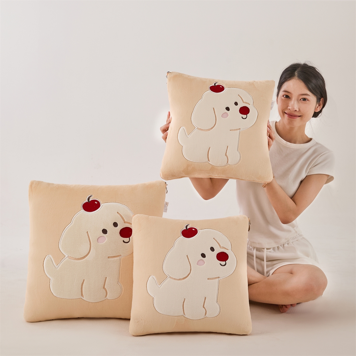91家纺网 家纺一手货源 找家纺 （总）哩哩熊2025抱枕被子两用加厚牛奶绒二合一汽车载枕头办公室午睡毯子冬天靠枕-樱桃小狗