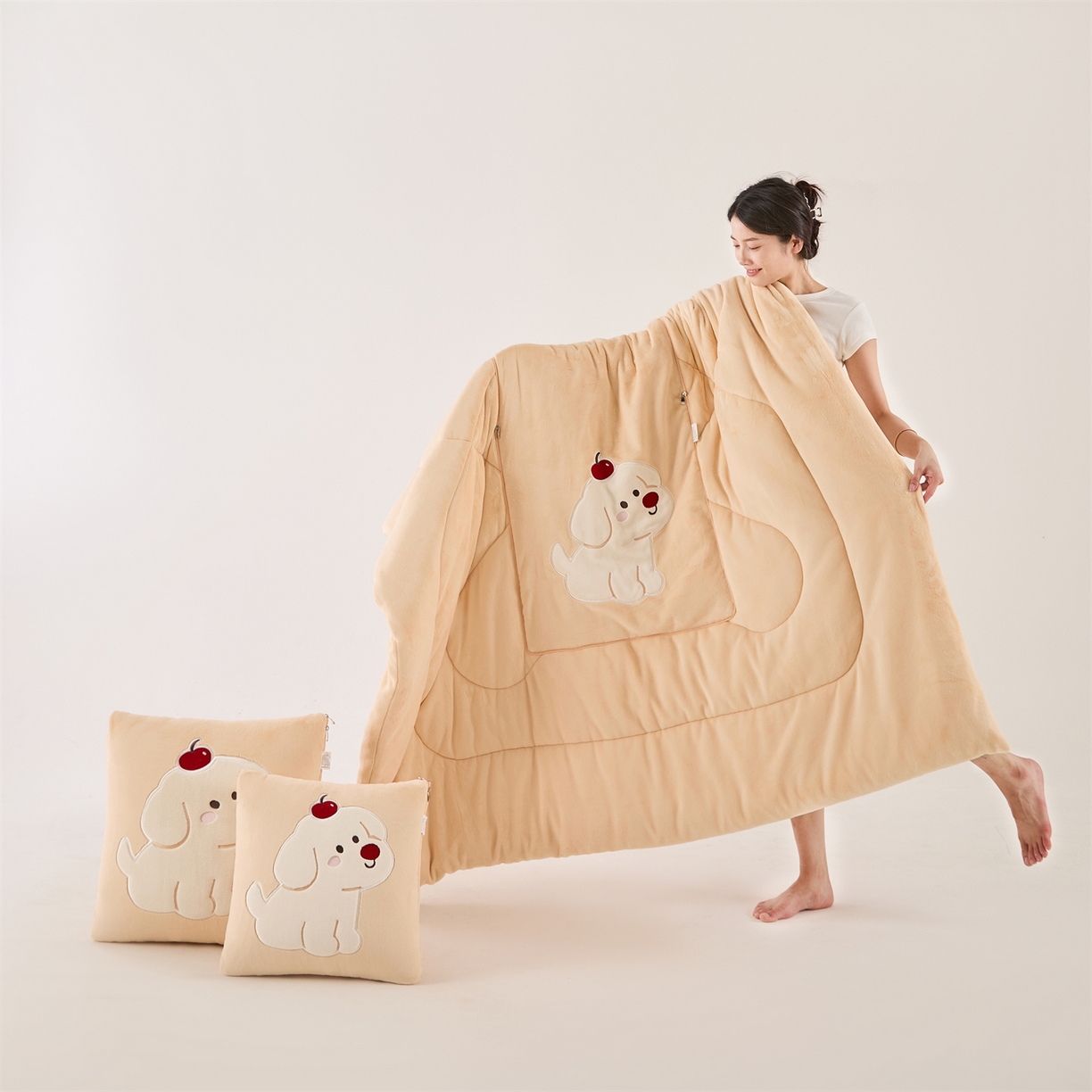 91家纺网 家纺一手货源 找家纺 （总）哩哩熊2025抱枕被子两用加厚牛奶绒二合一汽车载枕头办公室午睡毯子冬天靠枕-樱桃小狗