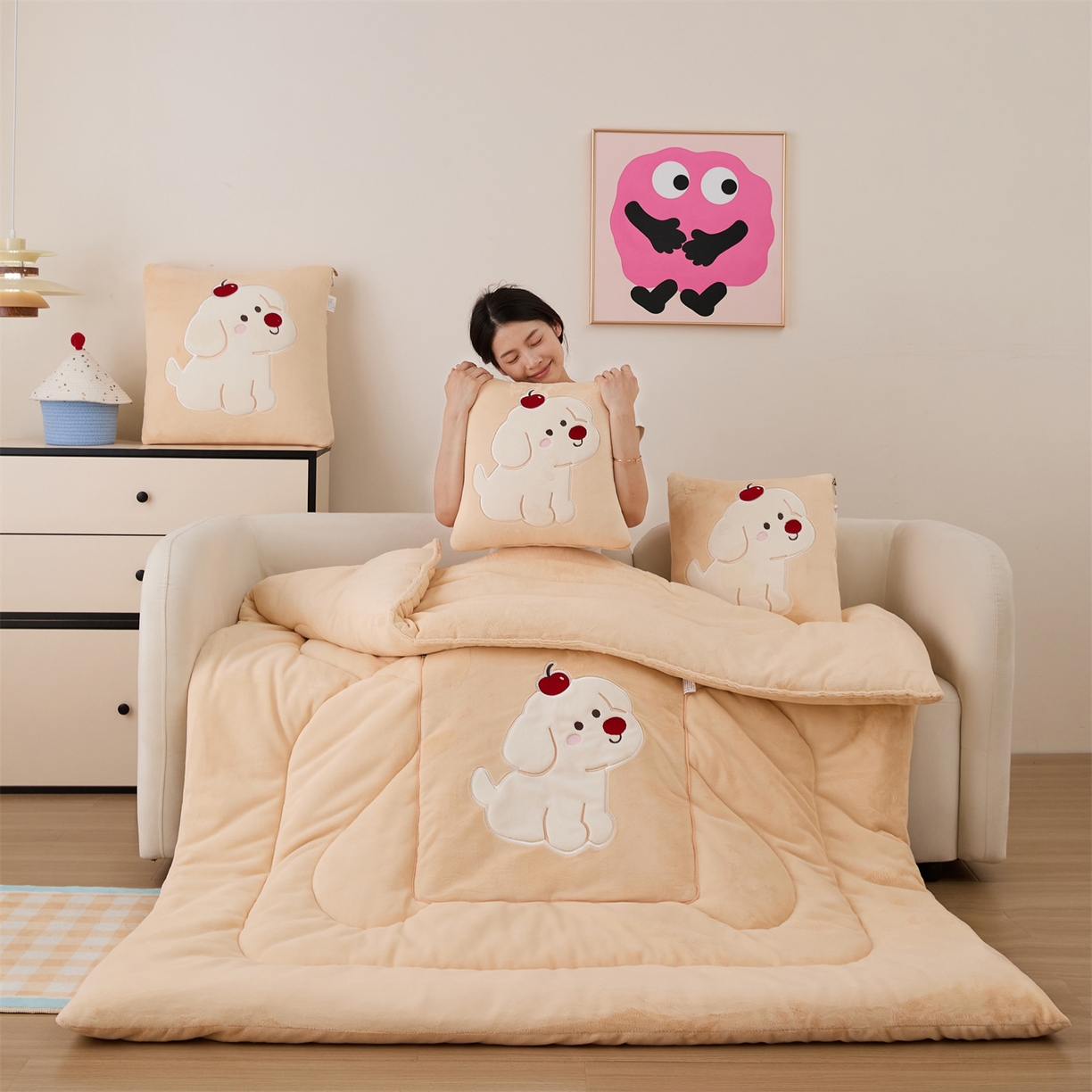 91家纺网 家纺一手货源 找家纺 （总）哩哩熊2025抱枕被子两用加厚牛奶绒二合一汽车载枕头办公室午睡毯子冬天靠枕-樱桃小狗