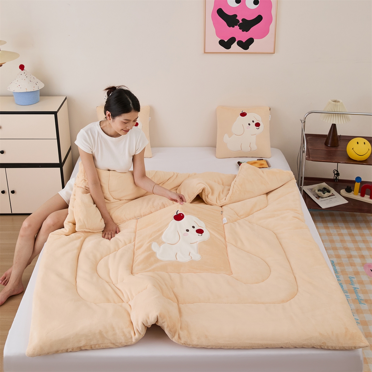 91家纺网 家纺一手货源 找家纺 （总）哩哩熊2025抱枕被子两用加厚牛奶绒二合一汽车载枕头办公室午睡毯子冬天靠枕-樱桃小狗