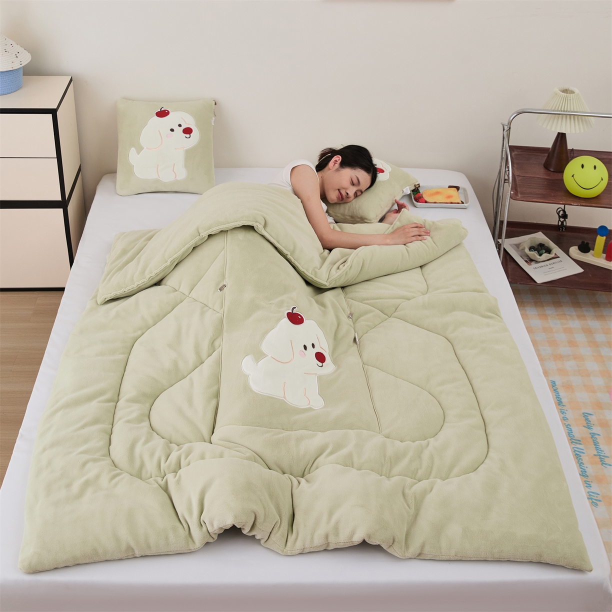 91家纺网 家纺一手货源 找家纺 哩哩熊2025抱枕被子两用加厚牛奶绒二合一汽车载枕头办公室午睡毯子冬天靠枕-樱桃小狗 樱桃小狗-浅绿