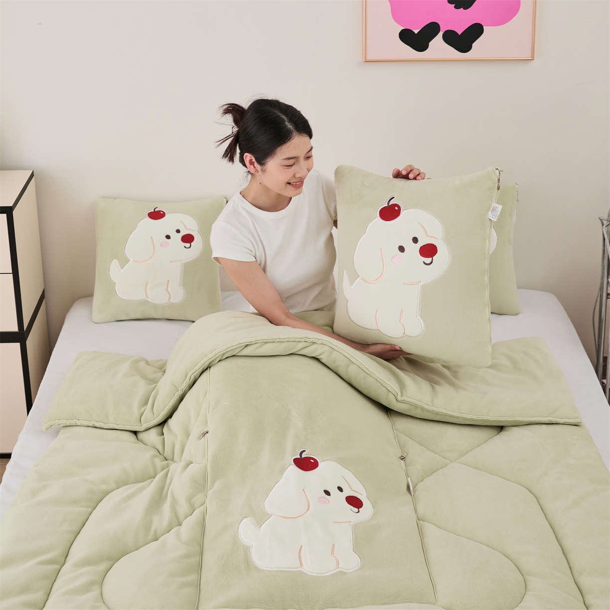 91家纺网 家纺一手货源 找家纺 哩哩熊2025抱枕被子两用加厚牛奶绒二合一汽车载枕头办公室午睡毯子冬天靠枕-樱桃小狗 樱桃小狗-浅绿