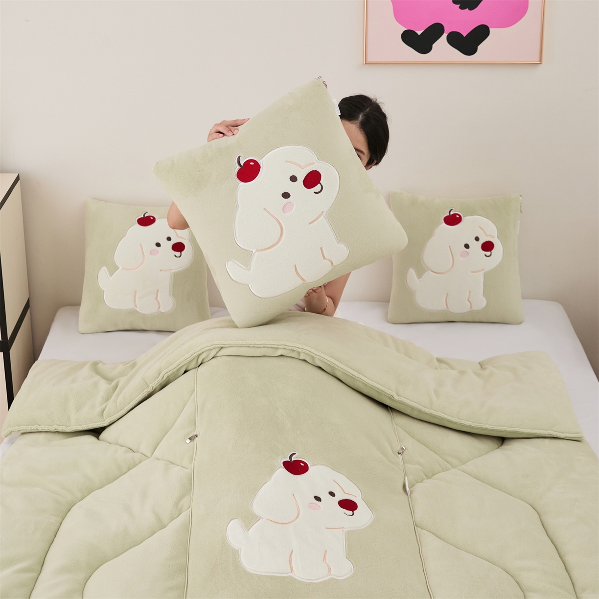 91家纺网 家纺一手货源 找家纺 哩哩熊2025抱枕被子两用加厚牛奶绒二合一汽车载枕头办公室午睡毯子冬天靠枕-樱桃小狗 樱桃小狗-浅绿