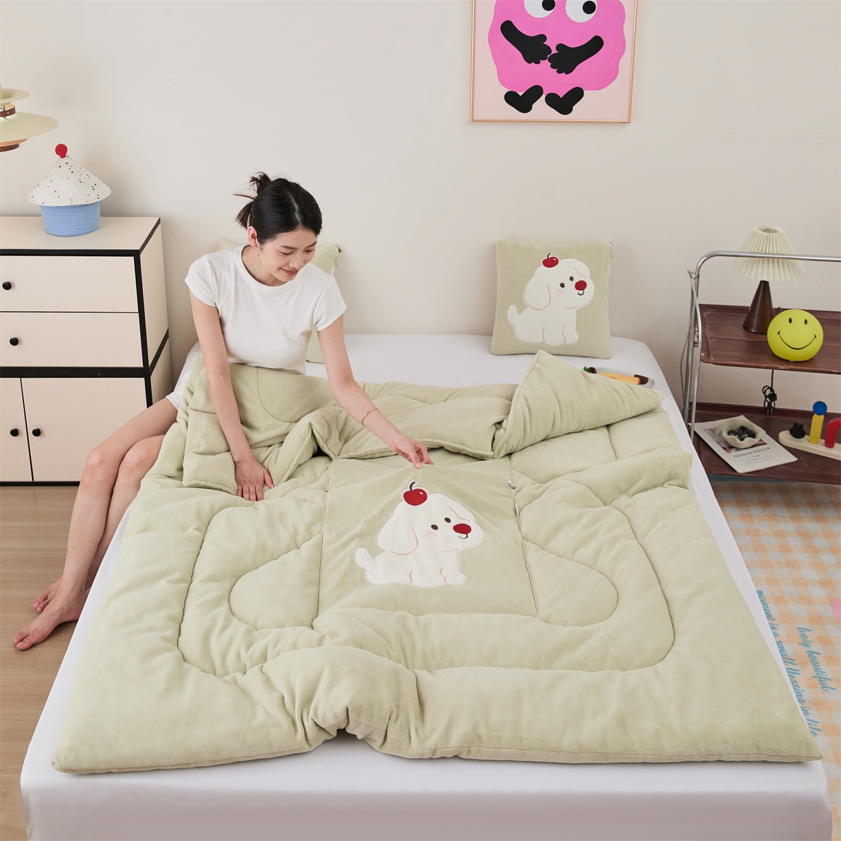 91家纺网 家纺一手货源 找家纺 哩哩熊2025抱枕被子两用加厚牛奶绒二合一汽车载枕头办公室午睡毯子冬天靠枕-樱桃小狗 樱桃小狗-浅绿