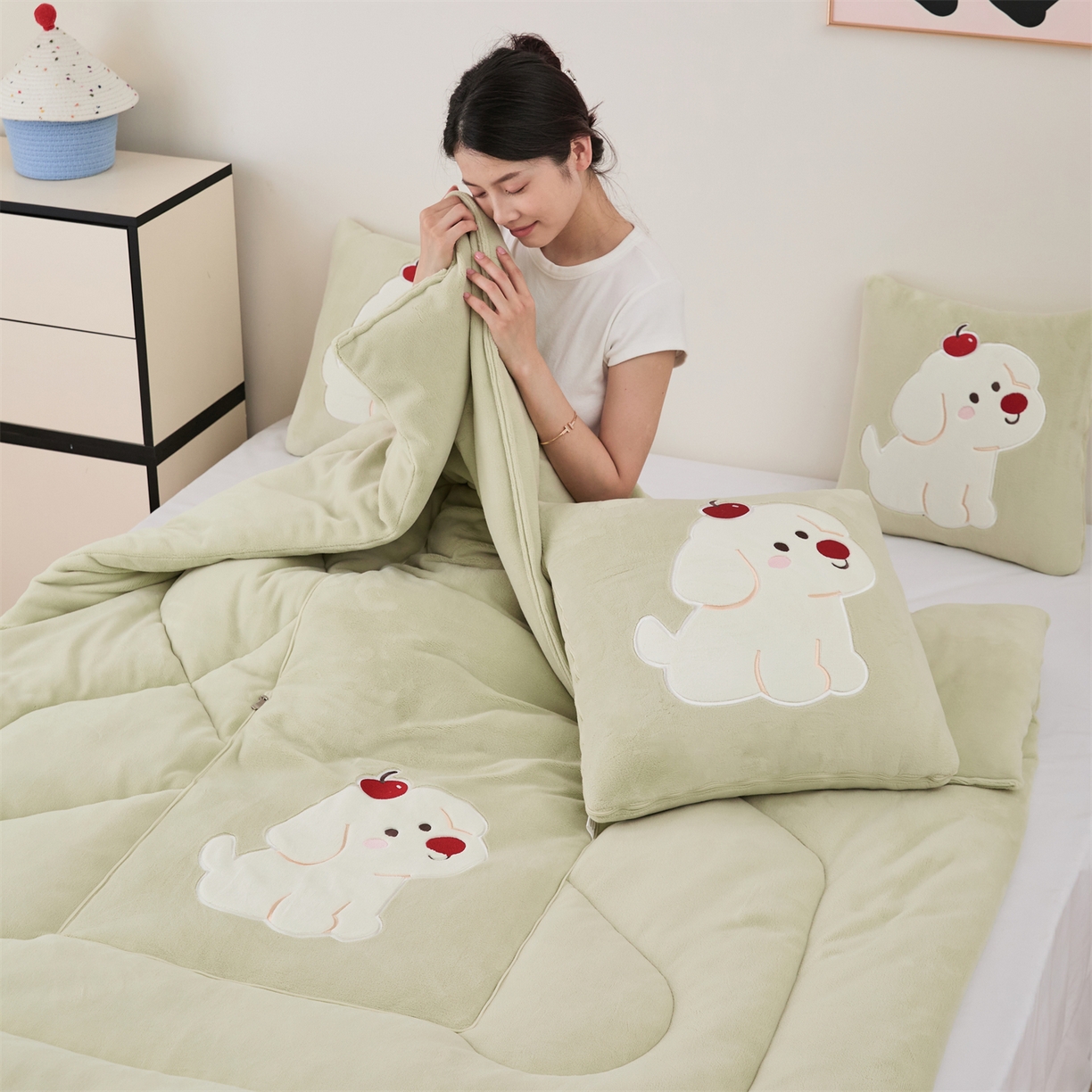 91家纺网 家纺一手货源 找家纺 哩哩熊2025抱枕被子两用加厚牛奶绒二合一汽车载枕头办公室午睡毯子冬天靠枕-樱桃小狗 樱桃小狗-浅绿