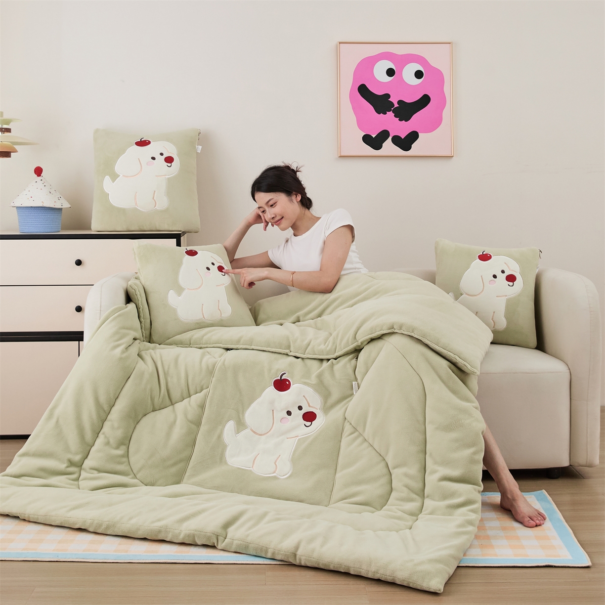 91家纺网 家纺一手货源 找家纺 哩哩熊2025抱枕被子两用加厚牛奶绒二合一汽车载枕头办公室午睡毯子冬天靠枕-樱桃小狗 樱桃小狗-浅绿