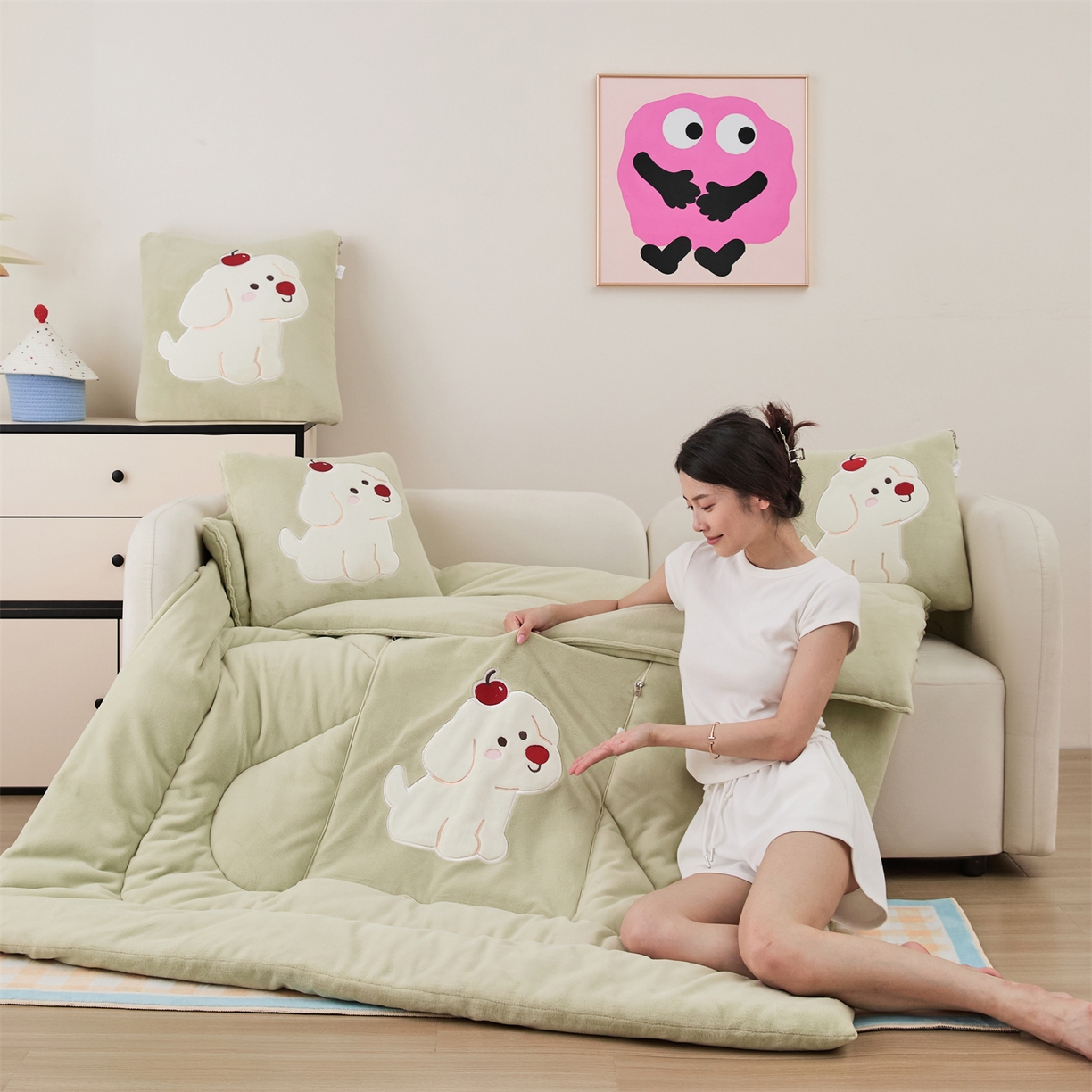 91家纺网 家纺一手货源 找家纺 哩哩熊2025抱枕被子两用加厚牛奶绒二合一汽车载枕头办公室午睡毯子冬天靠枕-樱桃小狗 樱桃小狗-浅绿