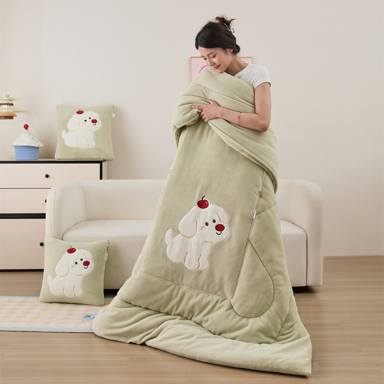 91家纺网 家纺一手货源 找家纺 哩哩熊2025抱枕被子两用加厚牛奶绒二合一汽车载枕头办公室午睡毯子冬天靠枕-樱桃小狗 樱桃小狗-浅绿