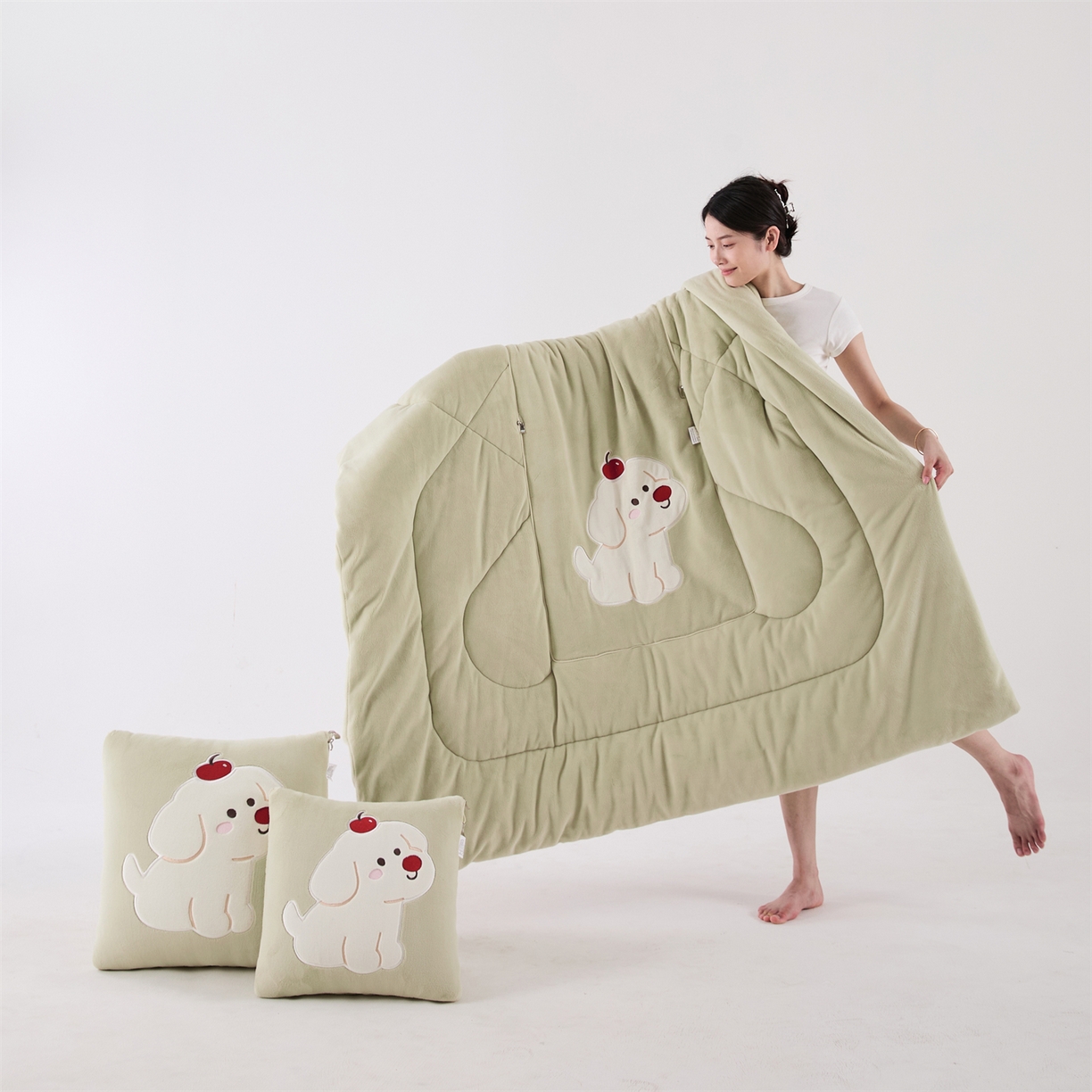 91家纺网 家纺一手货源 找家纺 哩哩熊2025抱枕被子两用加厚牛奶绒二合一汽车载枕头办公室午睡毯子冬天靠枕-樱桃小狗 樱桃小狗-浅绿