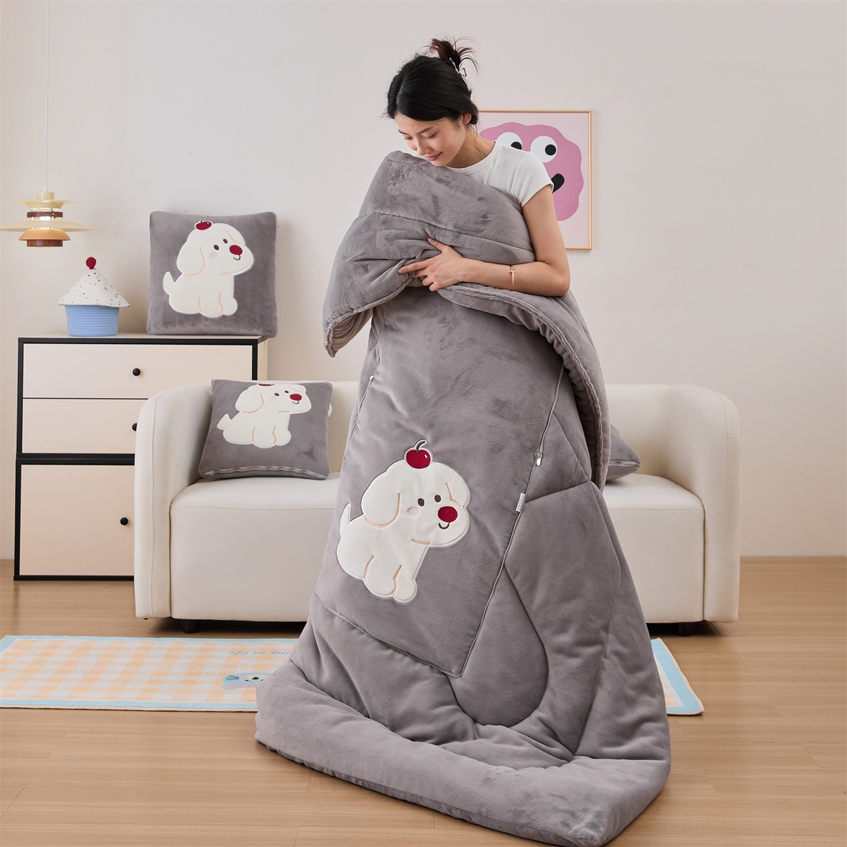 91家纺网 家纺一手货源 找家纺 哩哩熊2025抱枕被子两用加厚牛奶绒二合一汽车载枕头办公室午睡毯子冬天靠枕-樱桃小狗 樱桃小狗-深灰