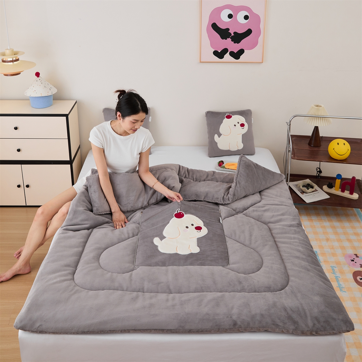 91家纺网 家纺一手货源 找家纺 哩哩熊2025抱枕被子两用加厚牛奶绒二合一汽车载枕头办公室午睡毯子冬天靠枕-樱桃小狗 樱桃小狗-深灰